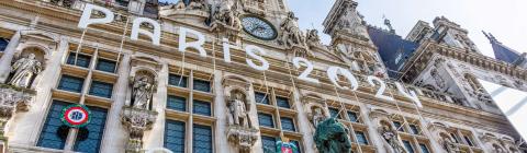 Façade de l'hôtel de ville de Paris avec les lettres "Paris 2024"