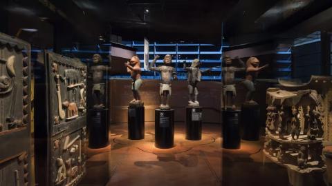 Présentation des œuvres royales d’Abomey sur le plateau des collections du musée du quai Branly – Jacques Chirac de 2012 à 2021, prise de vue effectuée en 2018. © musée du quai Branly – Jacques Chirac, photo Léo Delafontaine