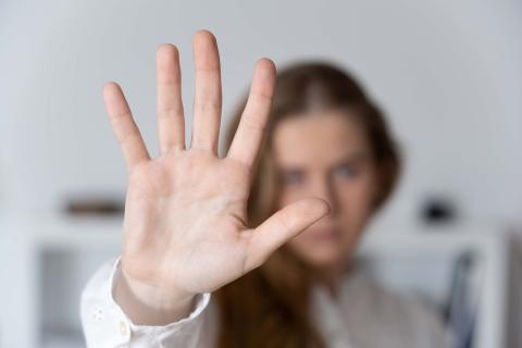 Femme tendant la main pour dire stop.