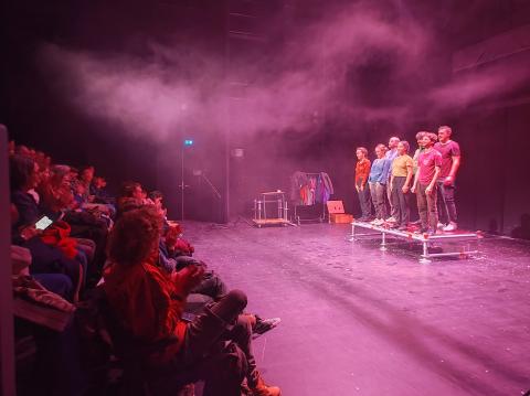 Une pièce de théâtre à la Scène de recherche.